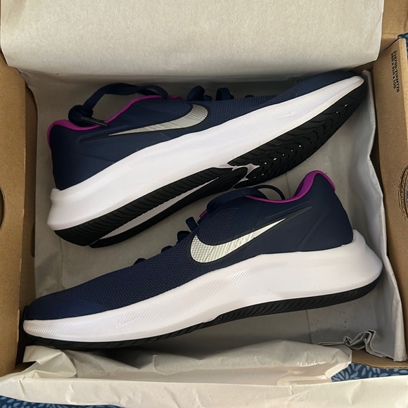 Nike Shoes - Brand new Nike star runners